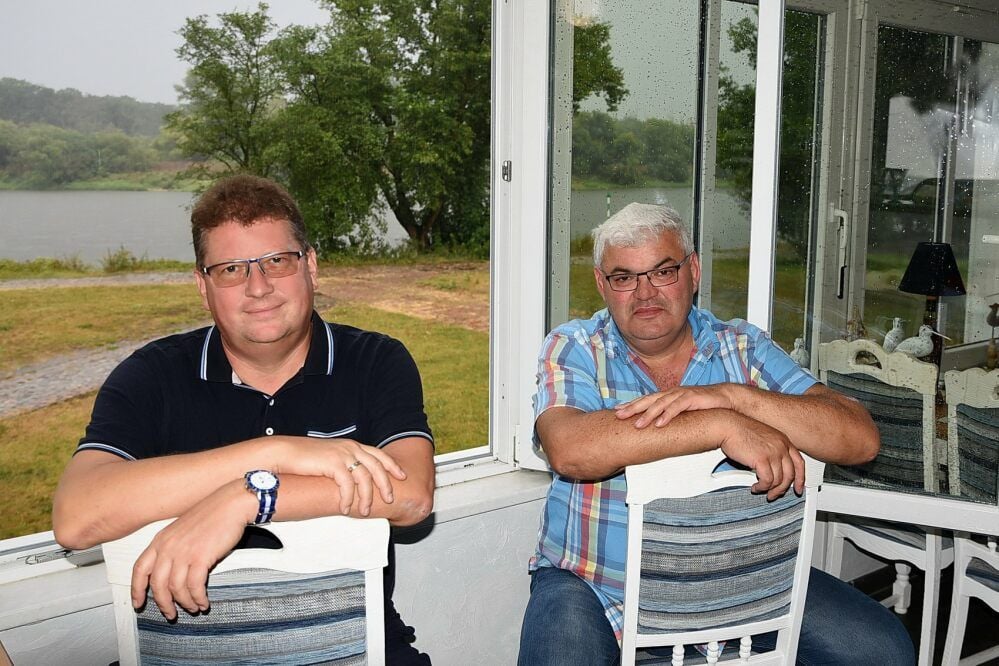 Romano Ühre (links) und Ulf Knopf sind das Musikduo „Ulfs kleine Blasmusik". Zu Coronazeiten haben sie jedoch keine Auftritte und somit viel Freizeit, um in Naumanns Schuppen in Aken zu sitzen.