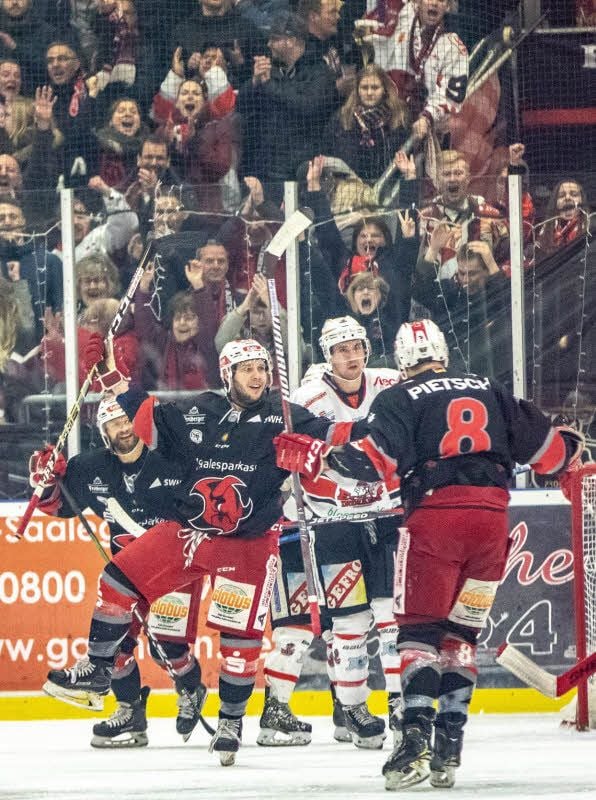 Mit seinem 2:2 in Spiel drei gegen Memmingen brachte Chris Francis den Eisdom zum Beben.