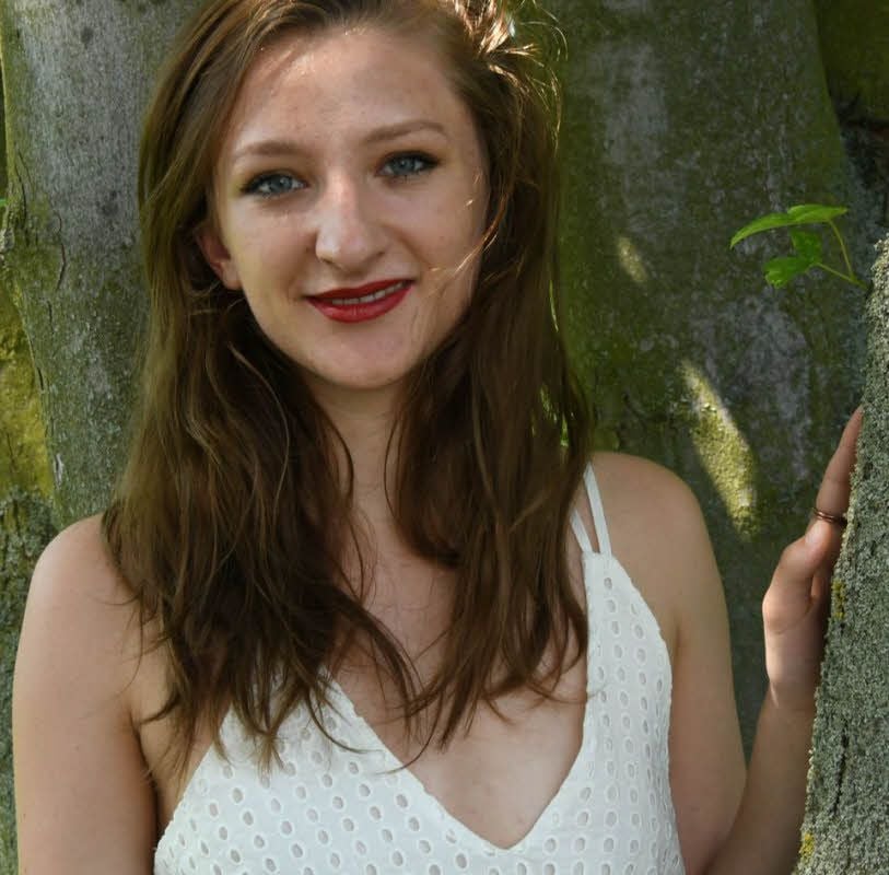 Lilli Möckel tankt Sonne im Garten des Eisleber Theaters.