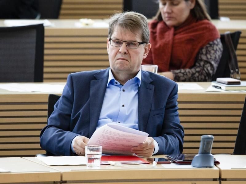 Oppositionsführer Ralf Stegner (SPD) sitzt im Plenarsaal. Foto: Frank Molter/dpa