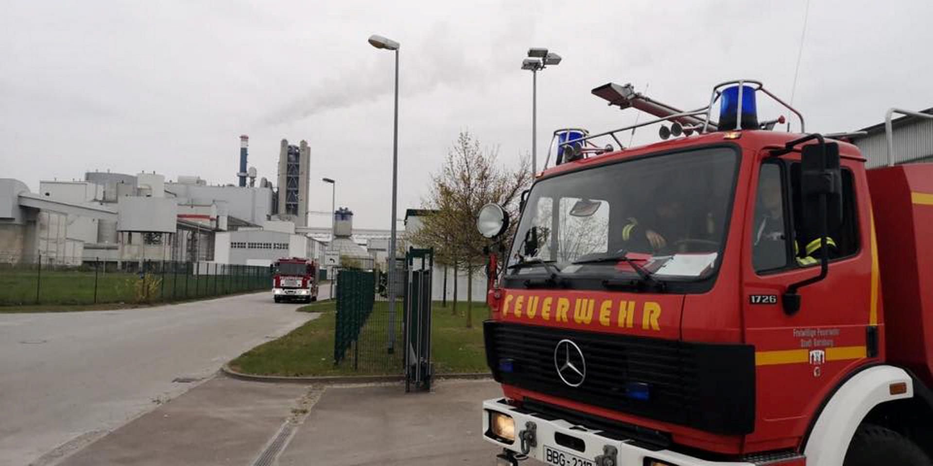 Die Feuerwehr Bernburg bei einem ihrer Einsätze in der sogenannten „Brennstoffproduktionsanlage“ an der Altenburger Chaussee in Bernburg.