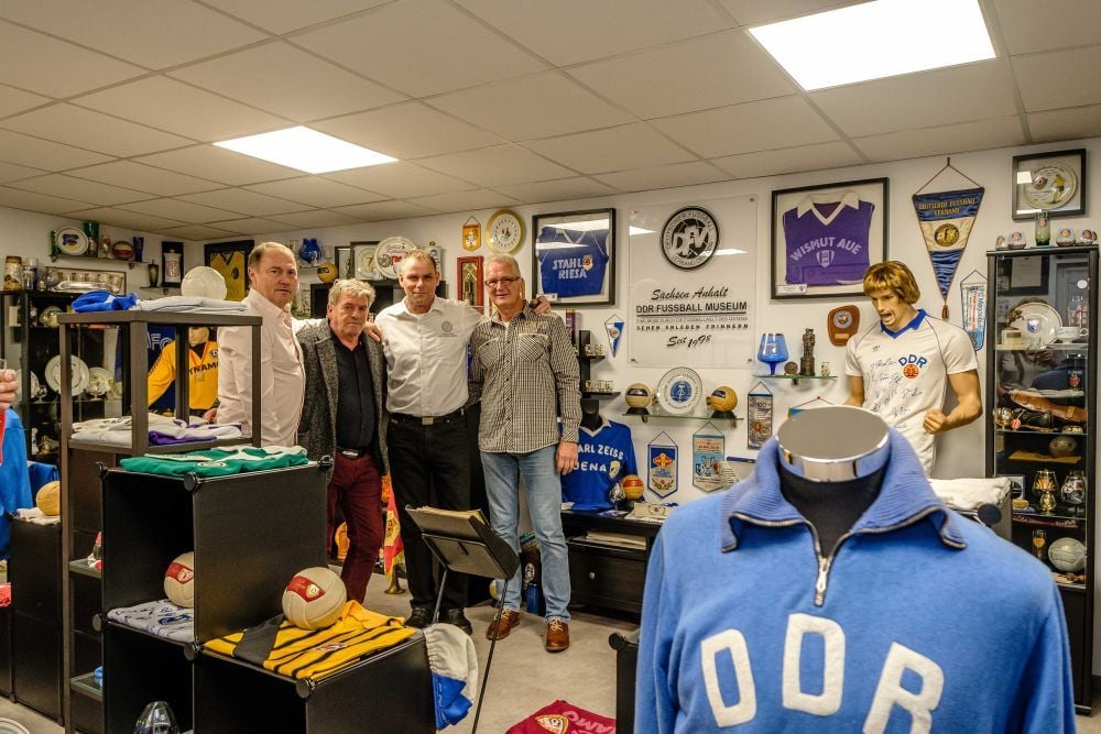 Matthias „Atze“ Döschner, Martin Hoffmann, Uwe „Sturmi“ Sturm und Jörg „Flocke“ Weißflog (v.l.) in Sturms neuem Privatmuseum.