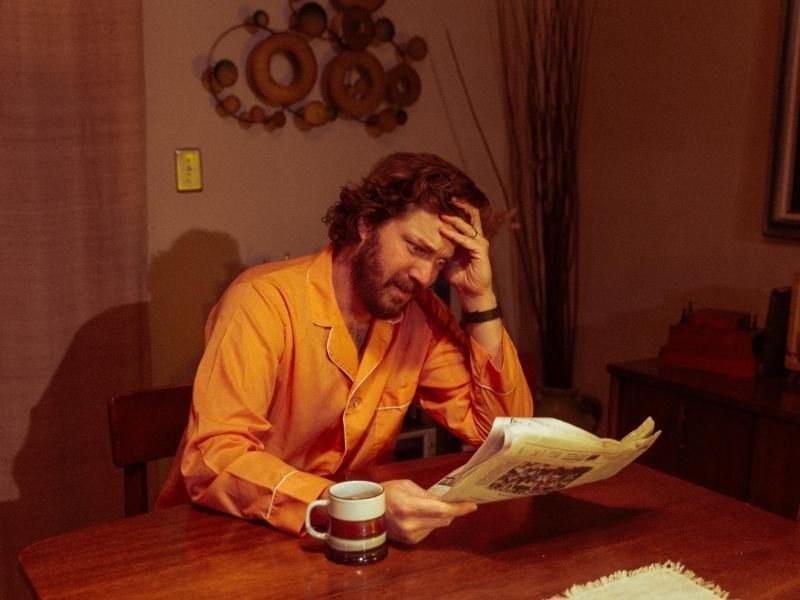 E.B. The Younger: Was mag da in der Zeitung stehen? Foto: Bella Union/Erin Rambo