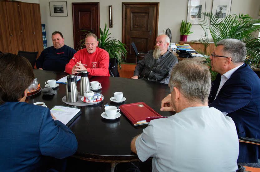 Oberbürgermeister Bernward Küper (r.) hatte am Montag in sein Amtszimmer eingeladen, um der Feuerwehr seinen Dank auszusprechen.