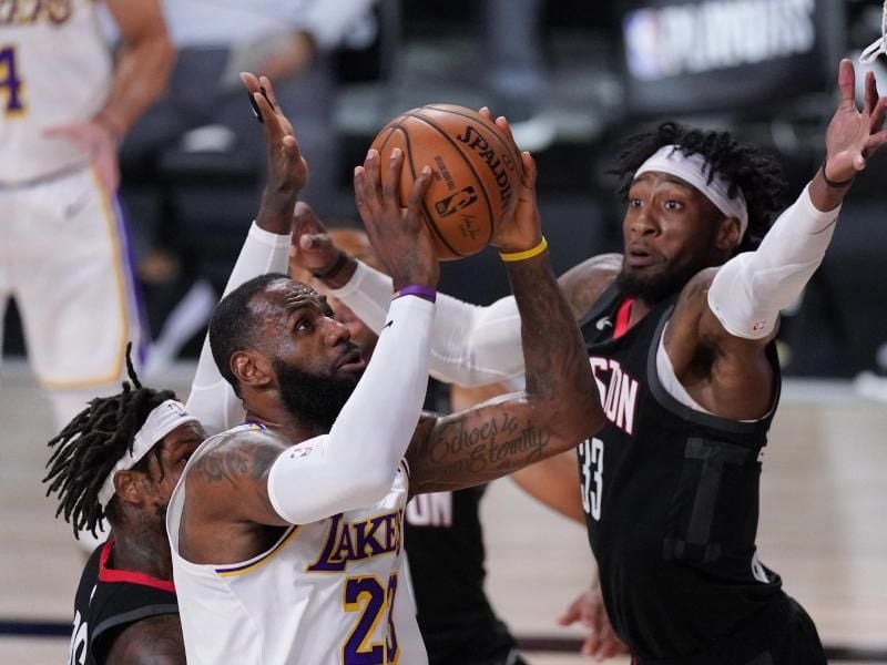 LeBron James (M.) von den Los Angeles Lakers stellte einen neuen Rekord auf. Foto: Mark J. Terrill/AP/dpa