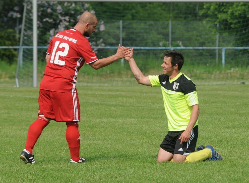 Gerechtes Remis und faire Stimmung auf dem Platz: der Freyburger Steven Hagge (l.) mit Mike Volkhardt.