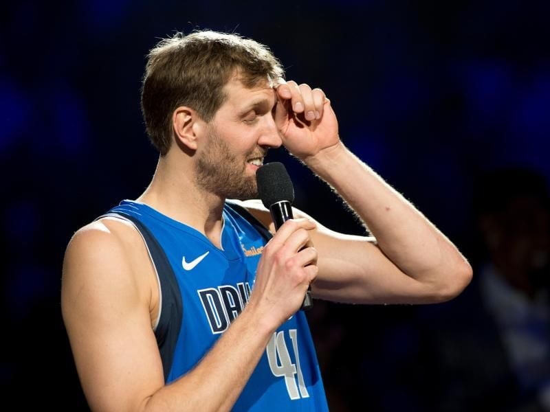 Dirk Nowitzki spricht nach seinem letzten Heimspiel zu den Zuschauern. Foto: Philipp Hülsmann/dpa