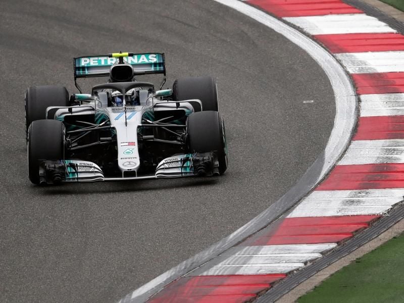 Mercedes-Pilot Valtteri Bottas rast über die Strecke. Foto: Andy Wong/AP
