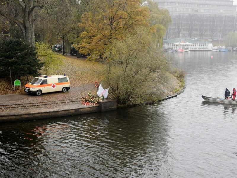 Mord an Kennedybrücke: Polizei sucht nach Tatwaffe. Foto: Daniel Reinhardt