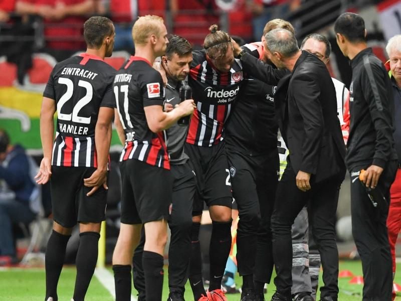 Die schwere Verletzung von Identifikationsfigur Marco Russ (M.) drückte die Stimmung bei der Eintracht. Foto: Arne Dedert