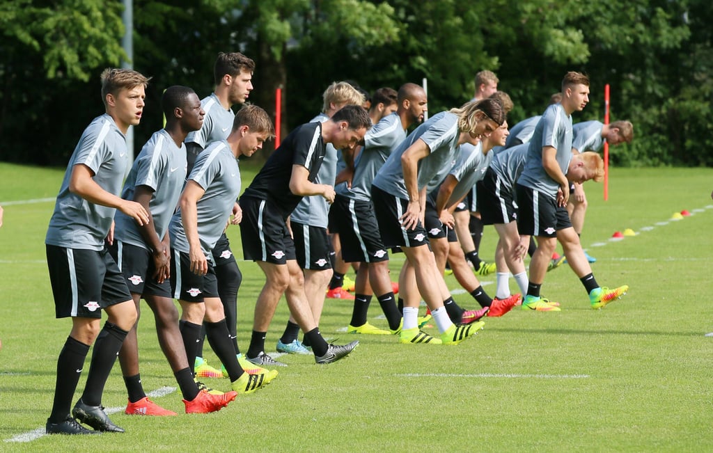 Die Profis von RB Leipzig bereiten sich intensiv auf ihre erste Spielzeit in der Fußball-Bundesliga vor.