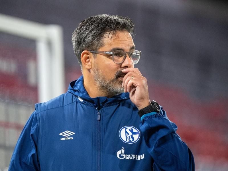 Beim FC Schalke gibt es einen neuen Corona-Fall. Laut Trainer David Wagner steht das Spiel gegen Werder aber nicht auf der Kippe. Foto: Matthias Balk/dpa