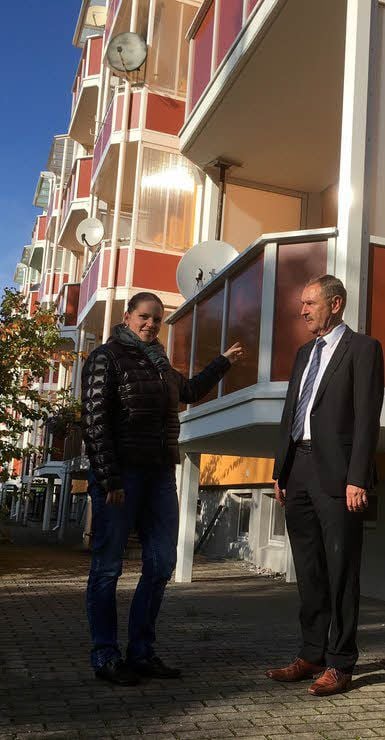 Stolz sind Nicole Tausch und Reinhard Kabisch vom Vorstand der Wohnungsgenossenschaft auch auf die neuen Balkone.
