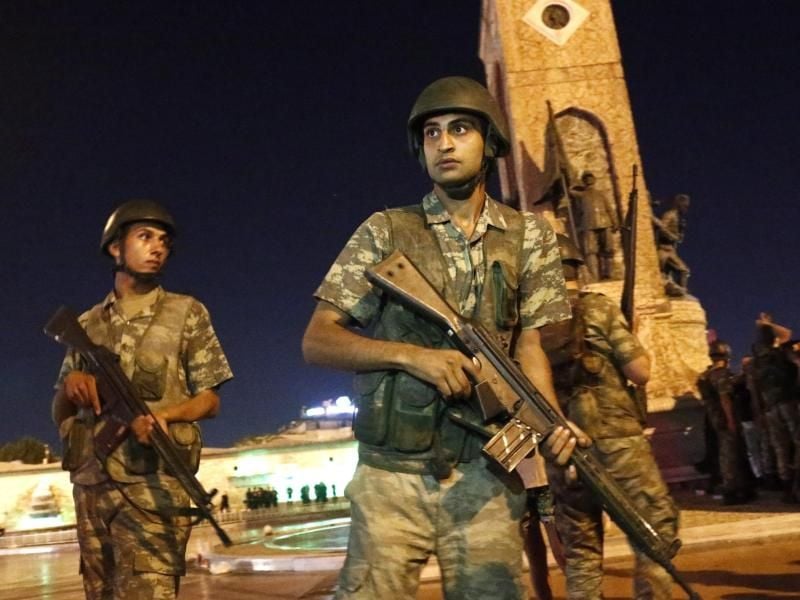 Putschversuch: Türkische Soldaten auf dem Taksim-Platz in Istanbul. Foto: Sedat Suna