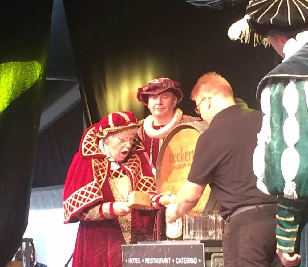 Eislebens Stadtchefin Jutta Fischer benötigte diesmal vier Hammerschläge beim Fassanstich.