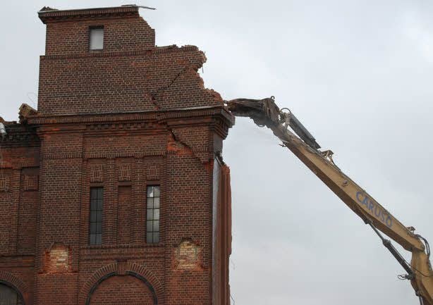 „Caruso“ knabbert am Kesselhaus. Inzwischen hat er sein Abrisswerk vollbracht.