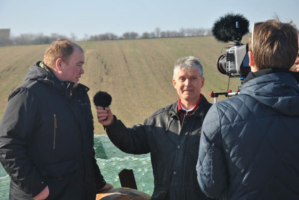 Rainer Helms, Initiator der Glasarche, im Gespräch mit Holzbildhauer Christian Schmidt (links). Ein Filmteam der Zeitzer Design- und Kreativagentur begleitet die Reise der Arche.