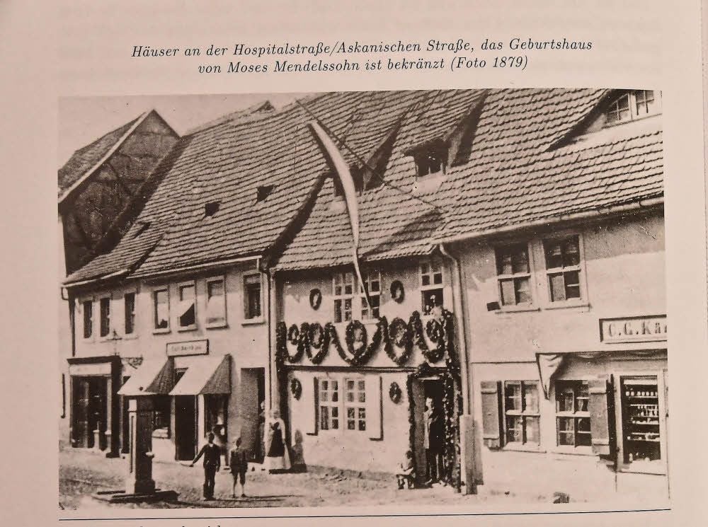 Teil der Sandvorstadt: Häuser an der Hospitalstraße/Askanische Straße im Jahr 1879. Das Geburtshaus von Moses Mendelssohn ist bekränzt.