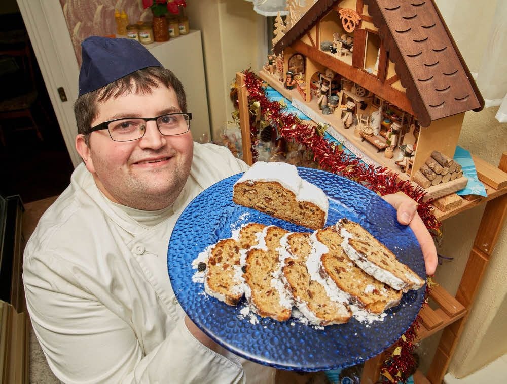 Christian Sauer aus Cörmigk präsentiert den Meisterstollen, mit dem er bei der diesjährigen Klosterweihnacht den Titel geholt hat.
