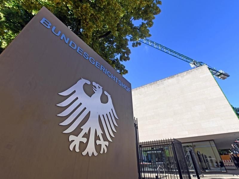 Ein Hinweisschild mit Bundesadler und Schriftzug Bundesgerichtshof. Foto: Uli Deck/dpa