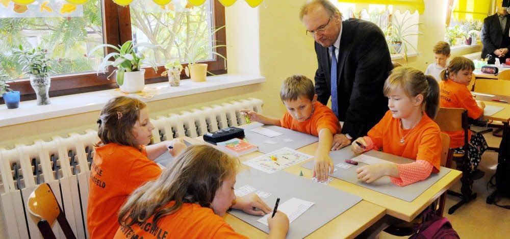 Ministerpräsident Haseloff schaut den Schülern in der Klostermansfelder Grundschule zu.