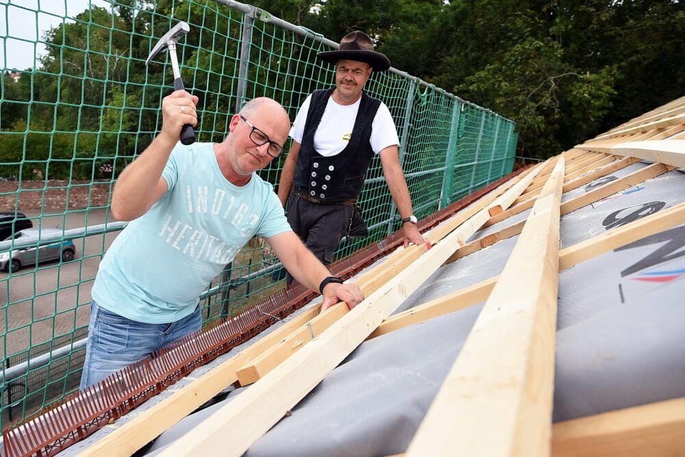 Zimmerermeister Martin Schrage muss nichts tun, nur zugucken. Die Arbeit verrichtet hier Torsten Rabe, Chef des neuen Unternehmens SWR.