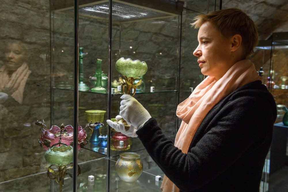 Ellen Keindorff, Museumsmitarbeiterin und Kuratorin der Ausstellung, mit einem Stück eines Vasenpaars aus dem Jahr 1896.