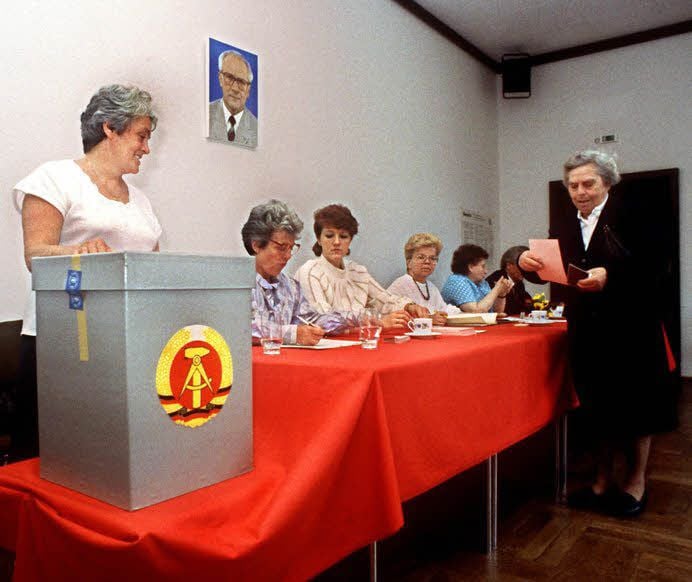In einem DDR-Wahllokal