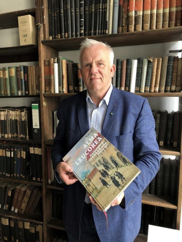 Heiner Lück zeigt das Buch, das an diesem Mittwoch erscheint.