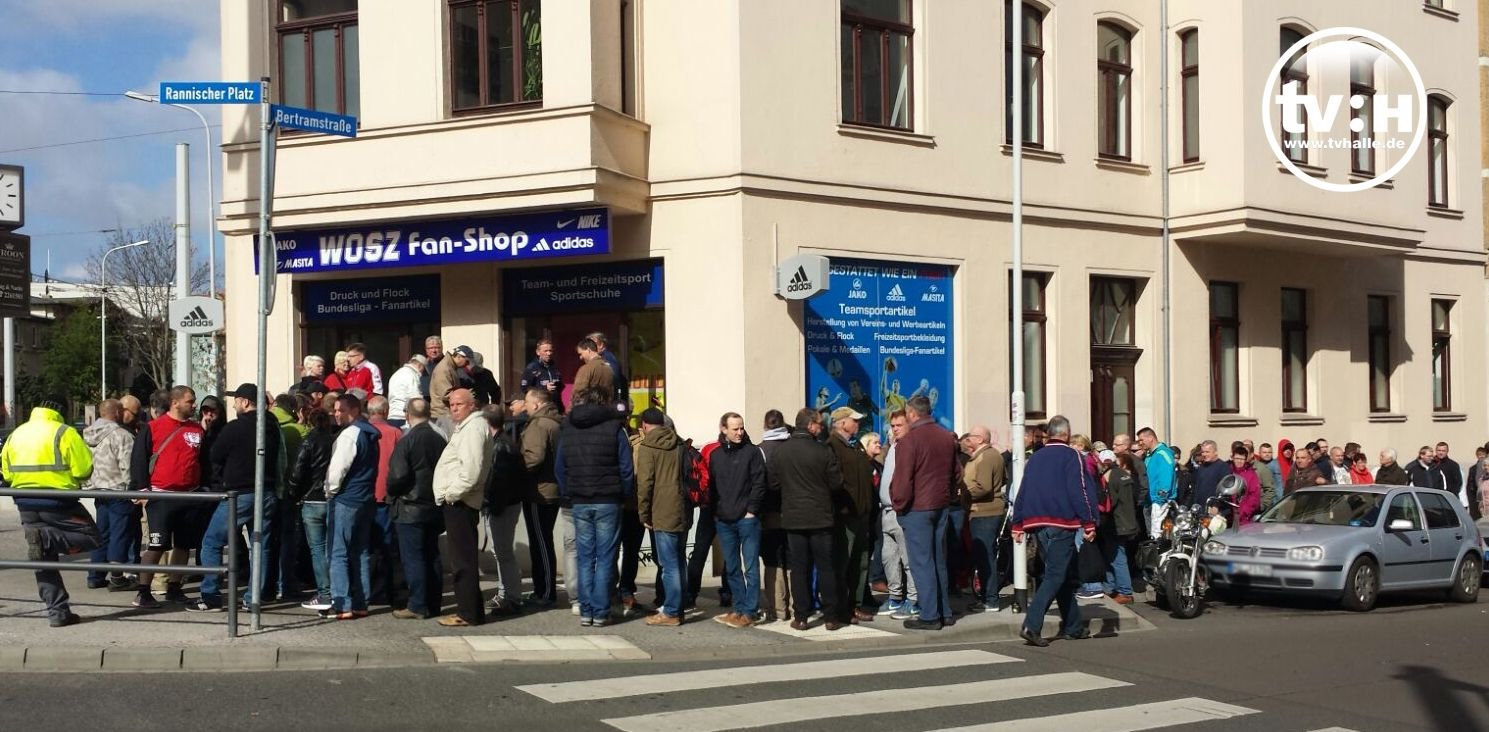 HFC-Fans vor dem Wosz-Fanshop in Halle