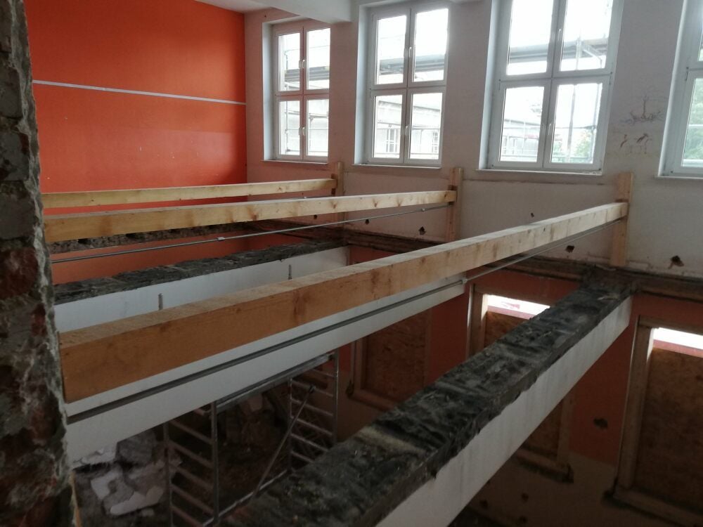 In acht Klassenräumen mussten außerplanmäßig die alten Fußböden herausgenommen werden. Die Wände werden mit einer aufwendigen Holzkonstruktion gestützt.