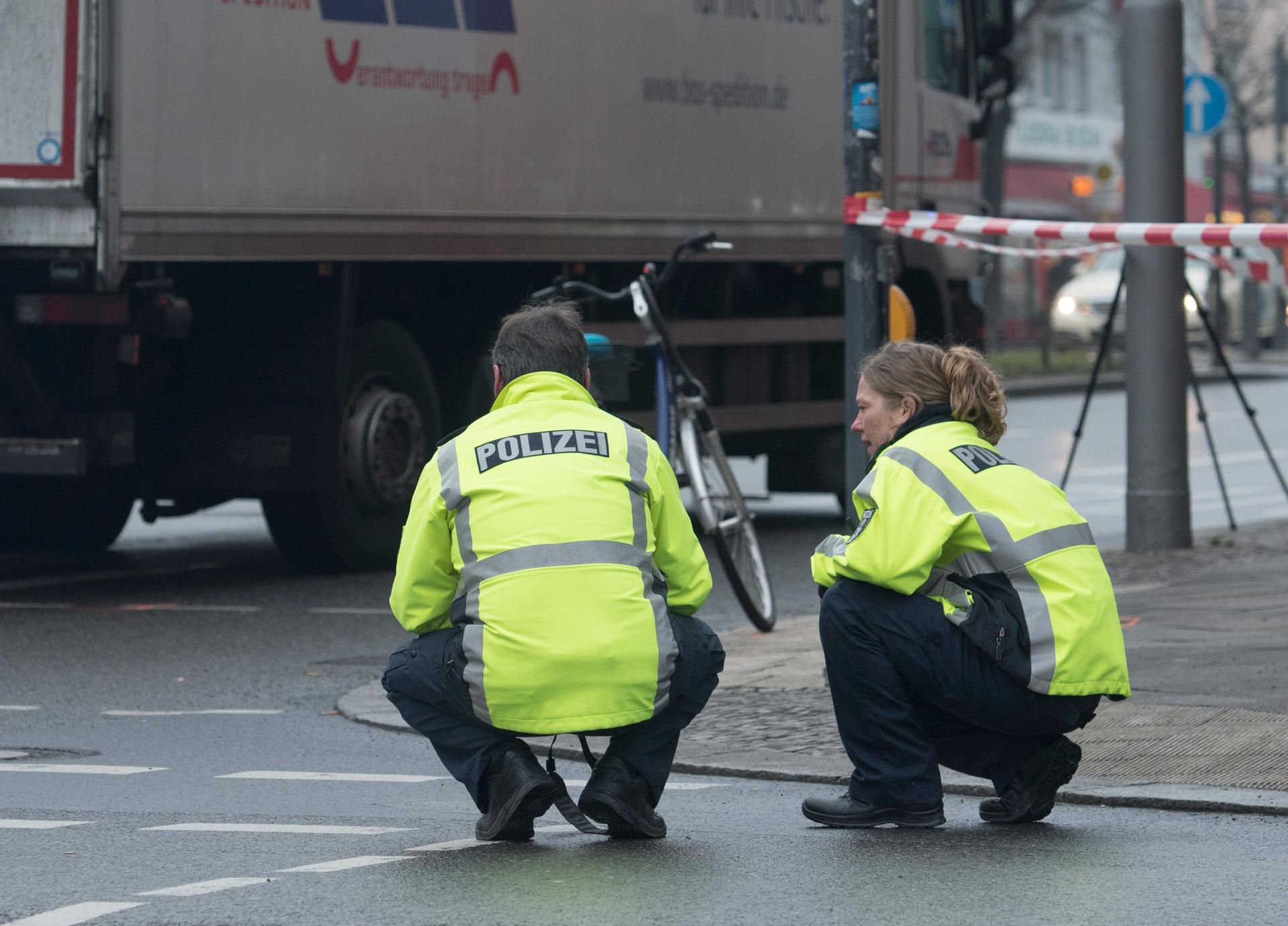 Polizeibeamte sichern in Berlin am Kaiser-Wilhelm-Platz nach einem Verkehrsunfall Spuren. Erneut ist in Berlin eine Radfahrerin bei einem Unfall mit einem Lastwagen ums Leben gekommen.