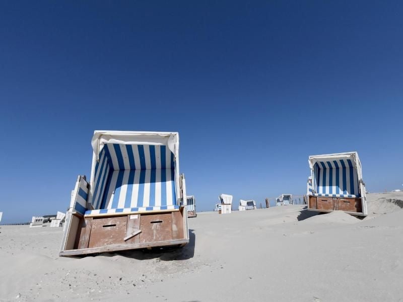 Leere Strandkörbe am Nordseestrand auf Eiderstedt in Schleswig-Holstein. Foto: Carsten Rehder/dpa