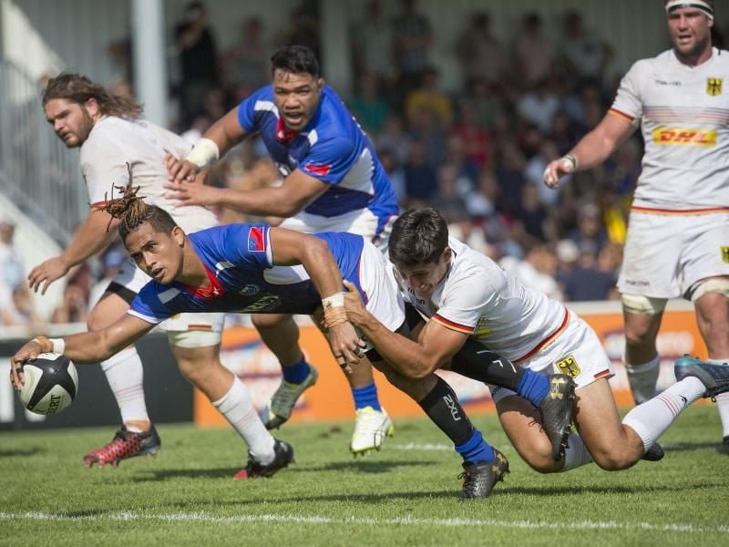 Melani Matavao (l/9) kann einen Versuch für Samoa legen bevor er von DRV-Spieler Christopher Hilsenbeck mit einem Tackling zu Fall gebracht wird. Foto: Jürgen Keßler