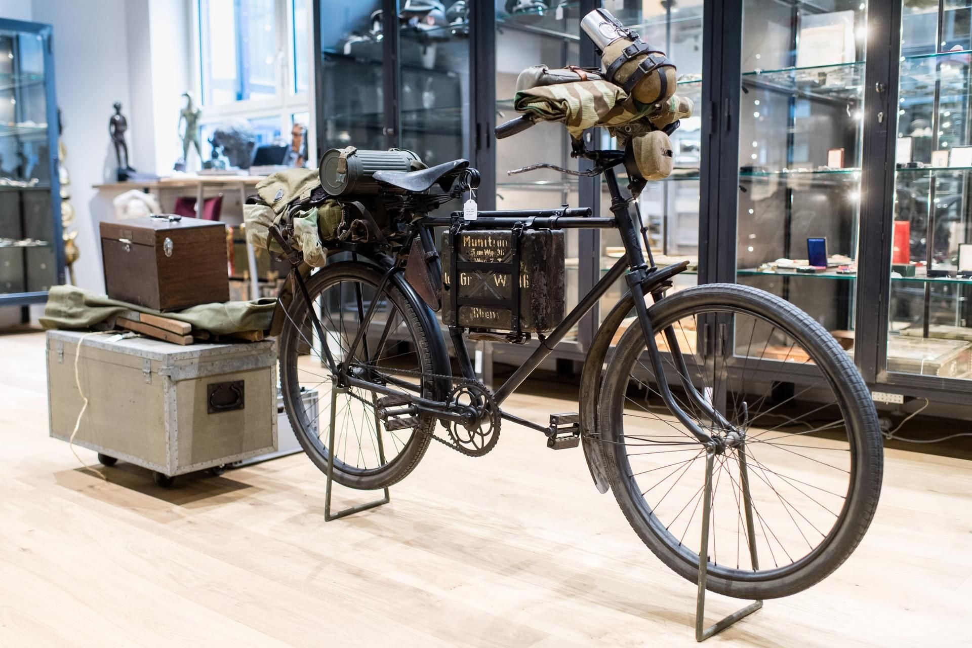 Ein Truppenfahrrad der Wehrmacht mit der Bezeichnung „Bergrador“ ist im Auktionshaus „Hermann Historica“ zu sehen.