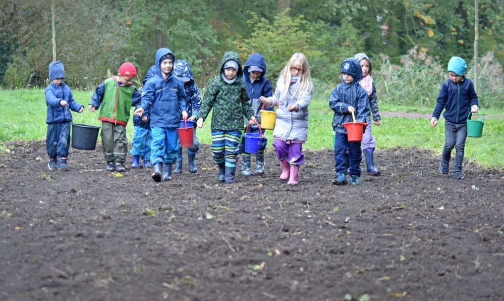 Mädchen und Jungen halfen im Herbst beim Anlegen der Blühwiesen.