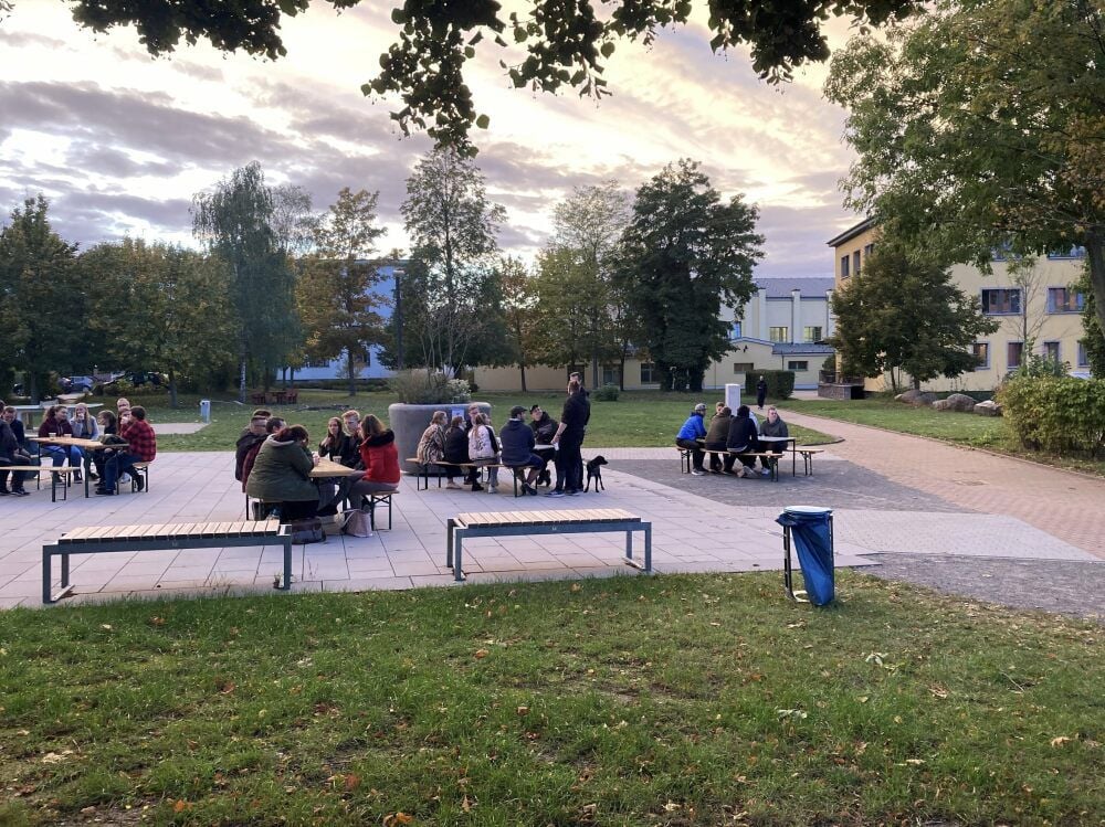 Statt großer Kneipentour fand auf dem Campus eine kleine Feier für die Erstsemester als Ersatz statt.