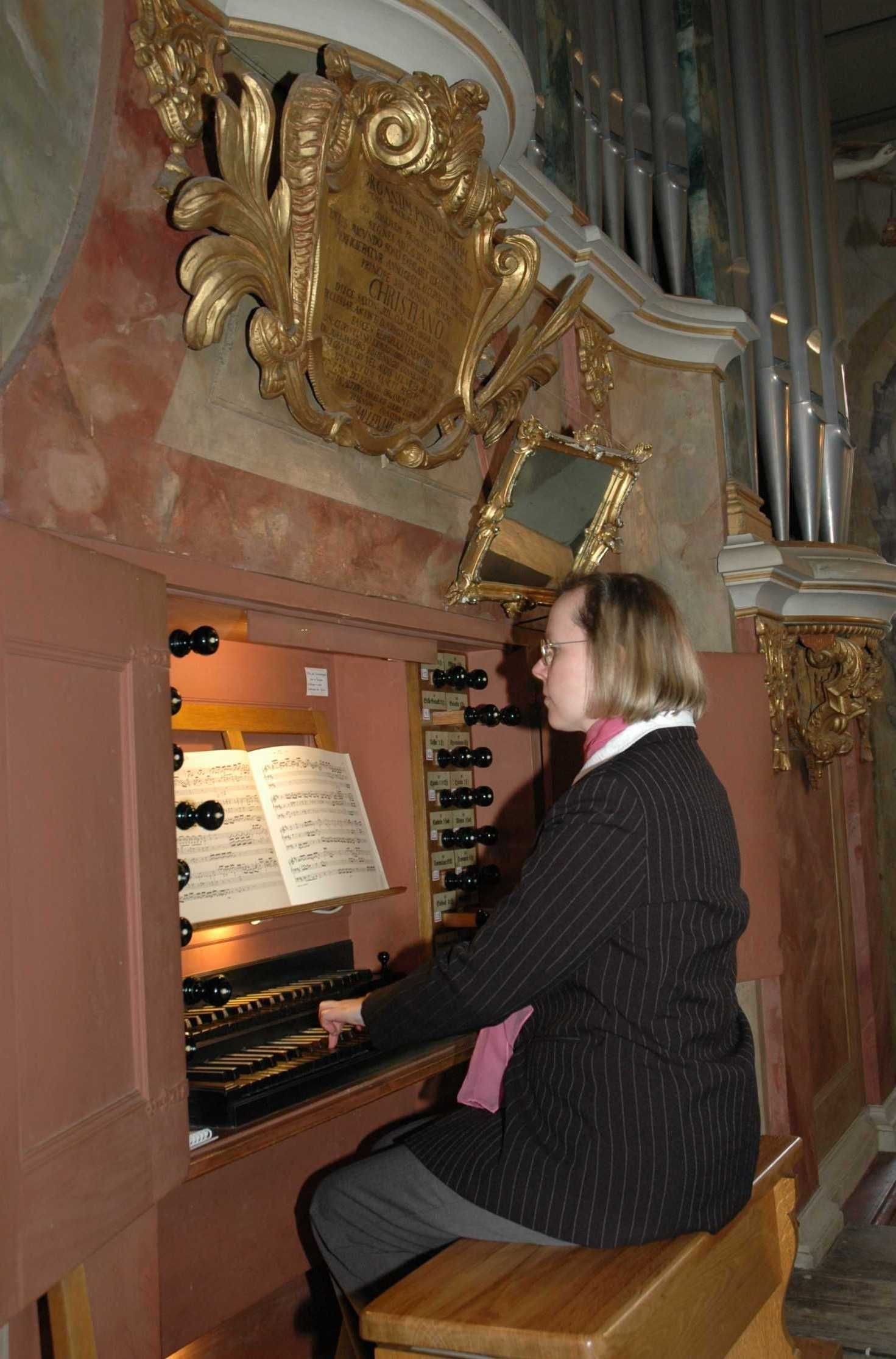 Kantorin Martina Pohl spielt die Hildebrandtorgel in der Sangerhäuser Jacobikirche