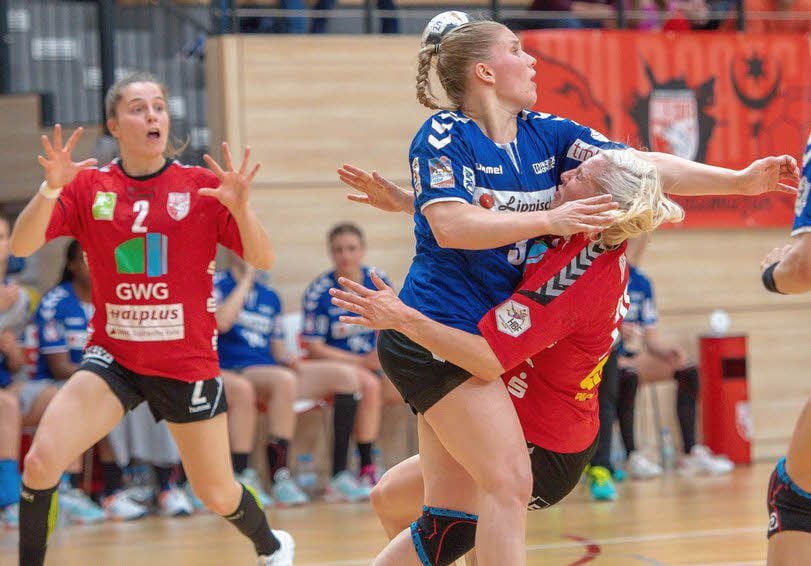 Sophie Lütke (r.) rennt sich in der Blomberger Abwehr fest.