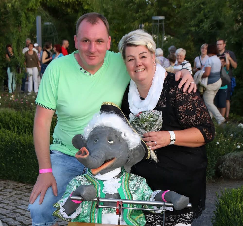 Katrin Schumann und Steffen Richter mit ihrem Glücksboten, dem Elefant Jochen.