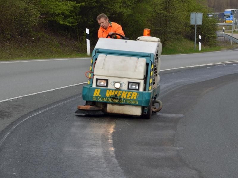 Bei einer Beseitigung einer Ölspur kommt meist die Versicherung für den Schaden auf. Trotzdem müssen die anfallenden Kosten vorher geprüft werden. Foto: Uwe Zucchi