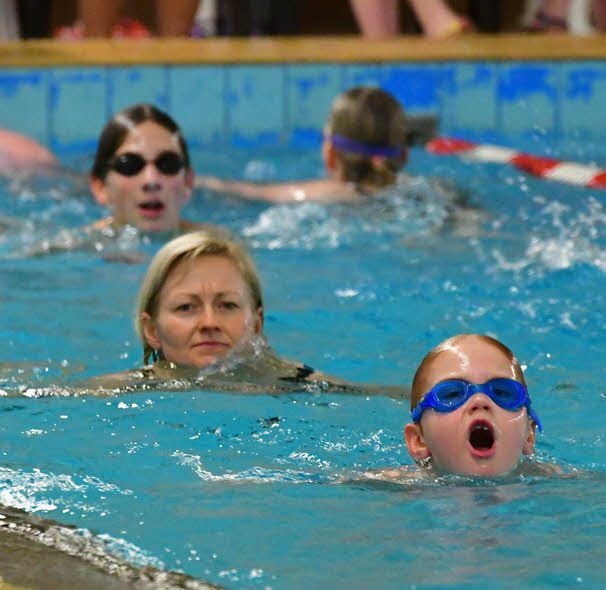 Alexandra Jäger und ihr Sohn Finn schwimmen 1.800 Meter.