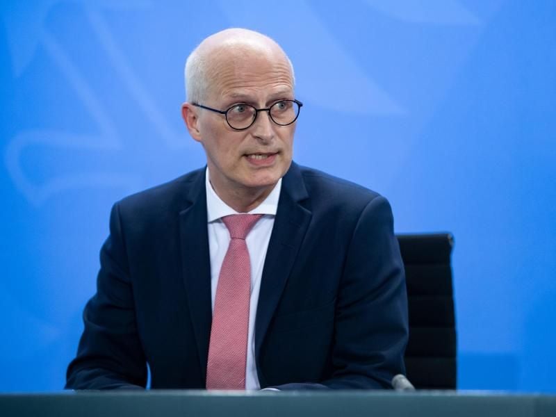 Peter Tschentscher, Erster Bürgermeister von Hamburg, spricht auf einer Pressekonferenz. Foto: Bernd von Jutrczenka/dpa Pool/dpa