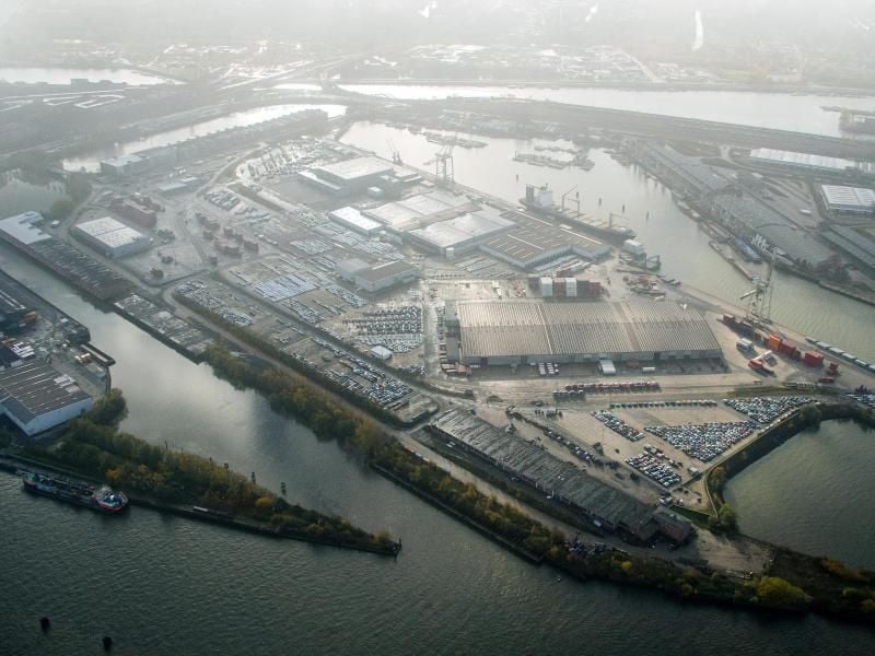 Blick auf den Hafen mit dem Stadtteil Kleiner Grasbrook. Foto: Daniel Bockwoldt/dpa/Archivbild