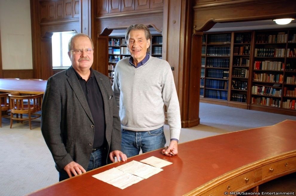 Winfried Glatzeder (r.) und der Historiker Prof. Dr. Rainer Eckert. Der Gründungsdirektor des Zeitgeschichtlichen Forums in Leipzig wertet mit dem Schauspieler Dokumente zu seinem Großvater Gustav Adolf Werner aus und gibt Einblicke in die Arbeit der „Sozialdemaokratischen Aktion“ (SDA).