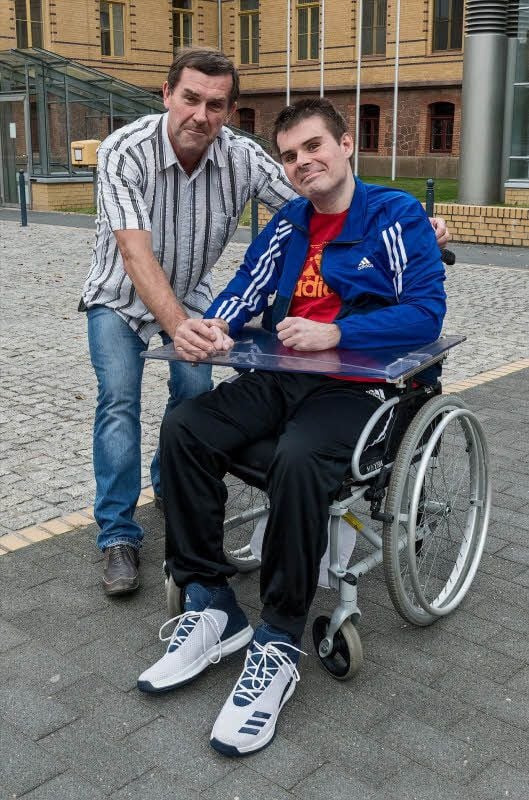 Dirk Hannig erlitt im Januar dieses Jahres auf dem Heimweg von der Feuerwehr in Merseburg einen schweren Unfall. Vater Andreas (l.) steht ihm bei.