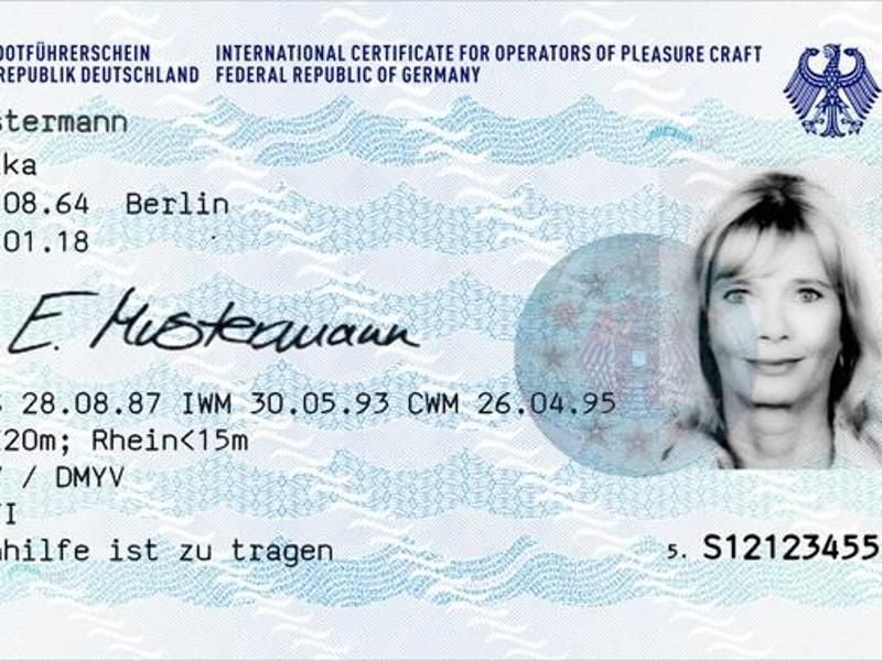 Frau Mustermann geht segeln: Ab 2018 kann sie es auch mit dem neuen Sportbootführerschein im Scheckkartenformat tun. Foto: Bundesdruckerei/dpa-tmn