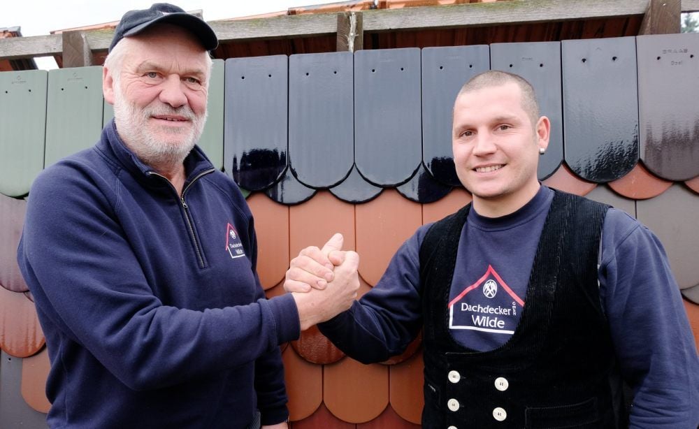 Nachfolger gefunden! Martin Stets (re.) übernimmt zum 1. Februar die Dachbau GmbH von Klaus Wilde im Jessener Ortsteil Gorsdorf.