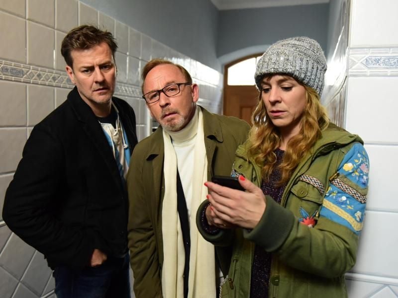 Die Kommissare Harald Neuhauser (Marcus Mittermeier, l-r), Ludwig Schaller (Alexander Held) und Angelika Flierl (Bernadette Heerwagen) in einer Szene des Films "München Mord - Ausnahmezustand". Foto: Jürgen Olczyk/ZDF/dpa