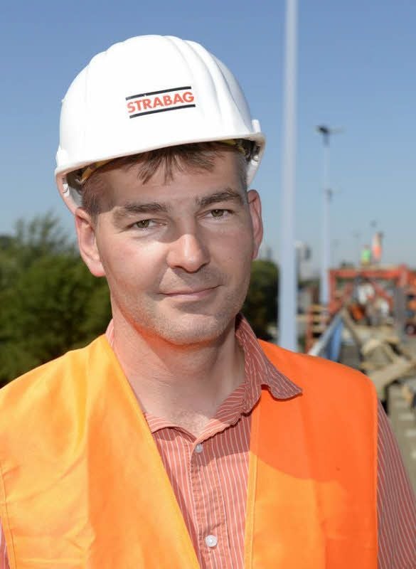 Daniel Böttcher von der Strabag AG leitet die Baustelle in Halles Innenstadt.